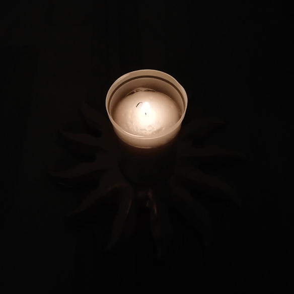 Kerze in der Dunkelheit